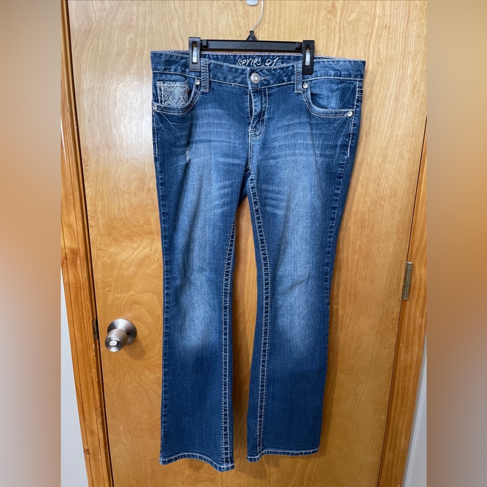 ❌SOLD❌Amethyst Jeans Size 11 Mid Rise Medium Wash Bootcut